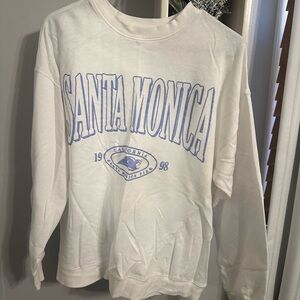 hollister “graphic” crewneck in white with blue lettering, size: S